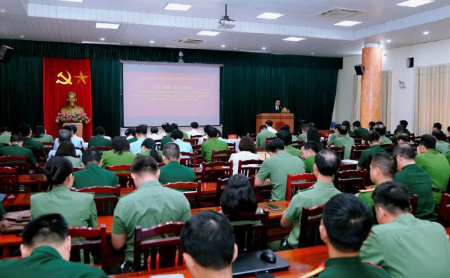 Giảng viên Trường Đại học PCCC hoàn thành Lớp bồi dưỡng giảng viên các trường, học viện thuộc Bộ Quốc phòng, Bộ Công an giảng dạy Trung cấp lý luận chính trị năm 2025