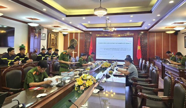 Nghiệm thu cấp cơ sở đề tài khoa học và công nghệ cấp thành phố Hà Nội: “Nghiên cứu xây dựng hệ thống giám sát, hỗ trợ chiến sỹ chữa cháy và cứu nạn, cứu hộ gặp sự cố khi thực hiện nhiệm vụ bên trong nhà, công trình”.